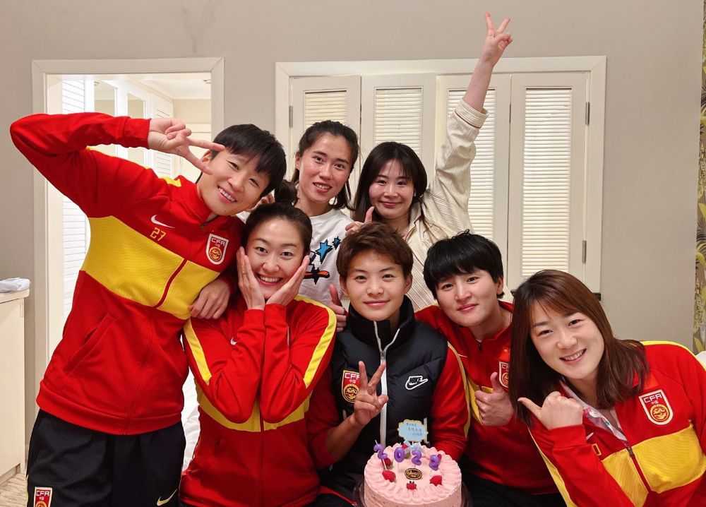 由余非执导，张静初、役所广司、林柏宏主演，中国首部展现极端环境下反恐搏杀的动作冒险电影《冰峰暴》10月30日发布一组角色剧照，首次展现了张静初饰演的女主角小袋子的;双面人生，时而俏皮、时而迷茫的眼神衬托出角色的鲜活动人，而在不同环境下所表现出的不同状态也让这个故事走向变得扑朔迷离